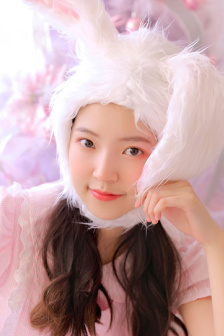 上官婉儿拿一支笔稿自己